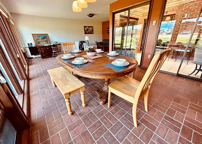 Family Home With Mountain Views!